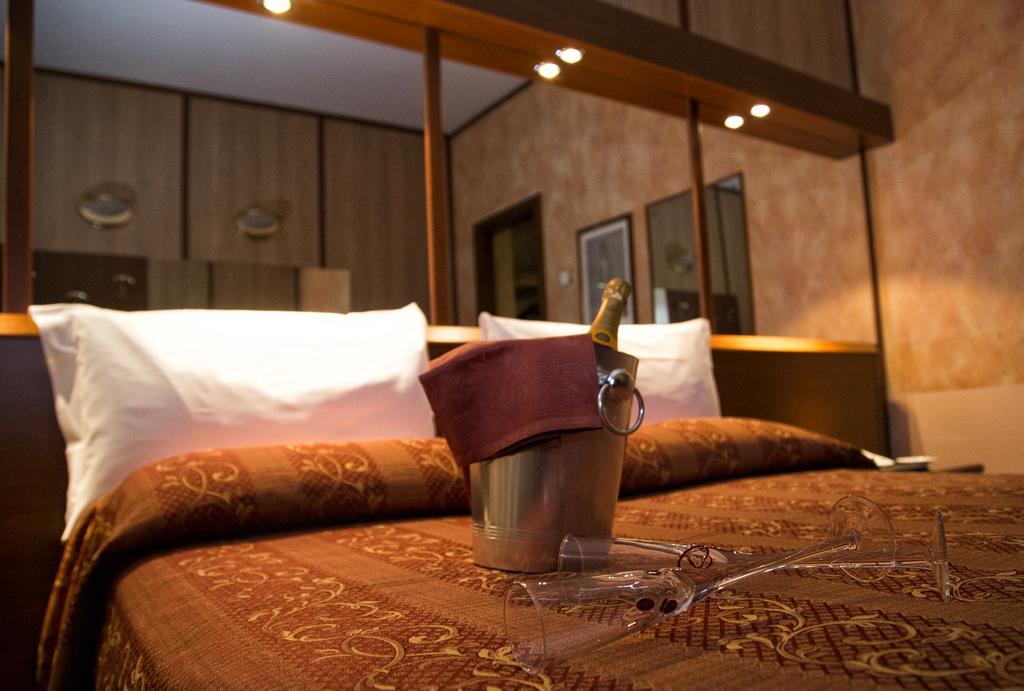 Hotel Motel Ovest Vittuone Phòng bức ảnh